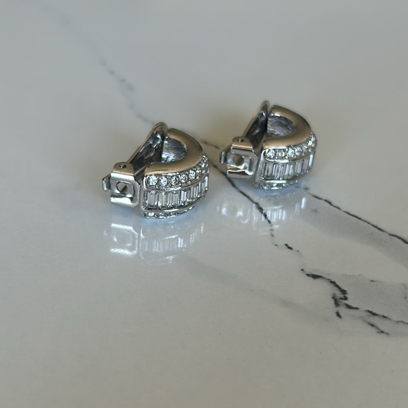 🌿1980s Vintage Christian Dior Demi-Hoop Clip-On Earrings - Picture 4 of 7